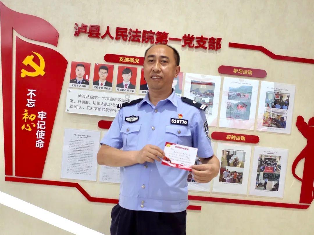 逃离黑与白的房间